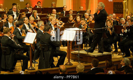 Dirigent Manfred Honeck dirigiert Staatskapelle Dresden und Slowakischen Philharmonischen Chor während der abschließenden Konzert von Dvorak Prague International Music Festival, in Prag, Tschechische Republik, am 21. September 2018. (CTK Photo/Michal Kamaryt) Stockfoto