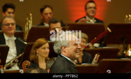 Dirigent Manfred Honeck dirigiert Staatskapelle Dresden und Slowakischen Philharmonischen Chor während der abschließenden Konzert von Dvorak Prague International Music Festival, in Prag, Tschechische Republik, am 21. September 2018. (CTK Photo/Michal Kamaryt) Stockfoto