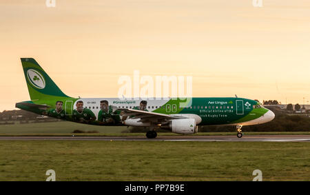 Cork Airport, Cork, Irland. 24. September, 2018. Aer Lingus Airbus A320 in den Farben der irischen Rugby Rollen auf Piste 16/34 vor dem Start für Heathrow, London auf dem Flughafen von Cork, Irland. Quelle: David Creedon/Alamy leben Nachrichten Stockfoto