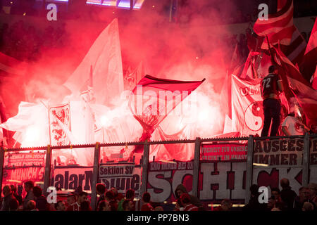 Muenchen fans Ende in der Pension block Feuerwerk, Pyrotechnik, Pyro, bengalos, Bengal Lights, Rauch, Rauch, Bombe, zvnden Gvsssteblock, Guest, Ventilator, Ventilatoren, Zuschauer, Anhänger, Anhänger, ultra, Ultras, Fußball 1. Fussballbundesliga, 4. Spieltag, FC Schalke 04 (GE) - FC Bayern München (M) am 09/22/Gelsenkirchen/Deutschland 2018. € | Nutzung weltweit Stockfoto