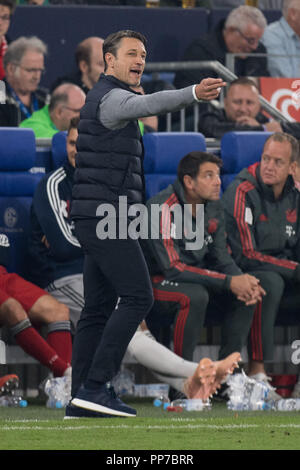 Gelsenkirchen, Deutschland. 23 Sep, 2018. Niko Kovac (Trainer, M) gibt Anweisungen, Anweisungen, vollständige Abbildung, Hochformat, Fußball 1. 1. Fussballbundesliga, 4. Spieltag, FC Schalke 04 (GE) - FC Bayern München (M) am 09/22/Gelsenkirchen/Deutschland 2018. € | Nutzung der weltweiten Kredit: dpa/Alamy leben Nachrichten Stockfoto