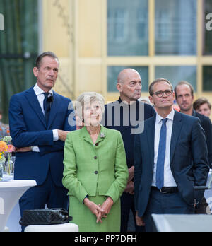 Von links nach rechts: Dr. med. Mathias Doepfner (Vorstandsvorsitzender Axel Springer SE), Verlegerin Friede Springer, Architekt Rem Koolhaas und Michael Müller (Bürgermeister von Berlin) Richtfest für den neuen Verlag von Axel Springer SE in der Nähe des Hauptsitz in Berlin, Deutschland am 04.09.2018. | Verwendung weltweit Stockfoto