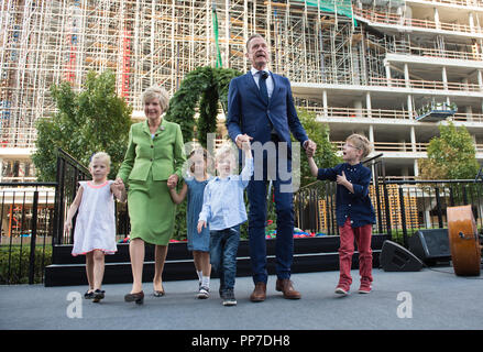Dr. Mathias Doepfner (Vorstandsvorsitzender Axel Springer SE) und Herausgeber Friede Springer die Richtkrone mit Kindern aus dem Axel Springer "Wolkenzwerge" Kindertagesstätte eingerichtet. Richtfest der neuen Verlag von Axel Springer SE in nicht-benachbarte Nähe zum Hauptsitz in Berlin, Deutschland am 04.09.2018. | Verwendung weltweit Stockfoto