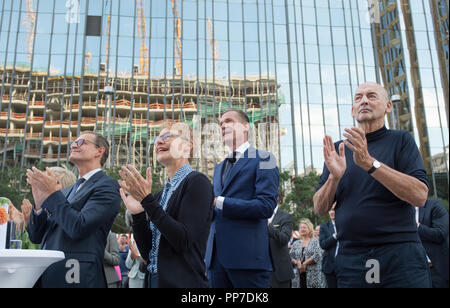 Von links: Michael Mueller (Bürgermeister von Berlin), Regula Lüscher (Senat Gebäude Direktor und Staatssekretärin für Stadtentwicklung Berlin), dr. Mathias Doepfner (Vorstandsvorsitzender Axel Springer SE) und Architekt Rem Koolhaas Richtfest für den neuen Verlag von Axel Springer SE in nicht positionsgebundene Nähe zum Hauptsitz in Berlin, Deutschland am 04.09.2018. | Verwendung weltweit Stockfoto