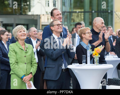 Von links: Verlag Friede Springer, dr. Mathias Doepfner (Vorstandsvorsitzender Axel Springer SE), Michael Müller (Bürgermeister von Berlin), Regula Lüscher (Senat Gebäude Direktor und Staatssekretärin für Stadtentwicklung Berlin), Architekt Rem Koolhaas Richtfest für den neuen Verlag von Axel Springer SE in unmittelbarer Nähe der Zentrale in Berlin, Deutschland 09/04/2018. | Verwendung weltweit Stockfoto