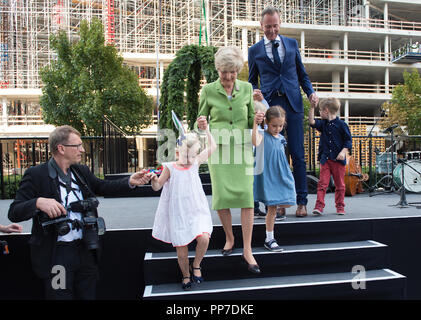 Dr. Mathias Doepfner (Vorstandsvorsitzender Axel Springer SE) und Herausgeber Friede Springer die Richtkrone mit Kindern aus dem Axel Springer "Wolkenzwerge" Kindertagesstätte eingerichtet. Richtfest der neuen Verlag von Axel Springer SE in nicht-benachbarte Nähe zum Hauptsitz in Berlin, Deutschland am 04.09.2018. | Verwendung weltweit Stockfoto