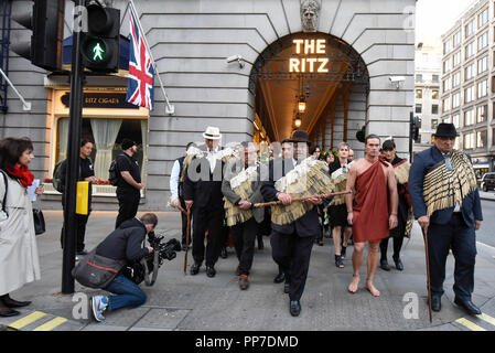 London, Großbritannien. 24. September 2018. Mitglieder der Ngati Ranana, die London Maori Club, nehmen teil an einer feierlichen Prozession und Segen Zeremonie für den bevorstehenden "Ozeanien" Ausstellung in der Königlichen Akademie der Künste Die Ausstellung läuft vom 29. September bis 10. Dezember 2018, der die kunst von Melanesien, Mikronesien und Polynesien, die den riesigen Pazifischen Region von Neuguinea bis Ostern Insel, Hawaii, Neuseeland. Credit: Stephen Chung/Alamy leben Nachrichten Stockfoto