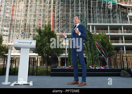 Dr. Mathias Doepfner (Vorstandsvorsitzender Axel Springer SE) begrüßt das Richtfest. Richtfest der neuen Verlag von Axel Springer SE in nicht-benachbarte Nähe zum Hauptsitz in Berlin, Deutschland am 04.09.2018. | Verwendung weltweit Stockfoto