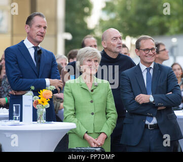Von links nach rechts: Dr. med. Mathias Doepfner (Vorstandsvorsitzender Axel Springer SE), Verlegerin Friede Springer, Architekt Rem Koolhaas und Michael Müller (Bürgermeister von Berlin) Richtfest für den neuen Verlag von Axel Springer SE in der Nähe des Hauptsitz in Berlin, Deutschland am 04.09.2018. | Verwendung weltweit Stockfoto
