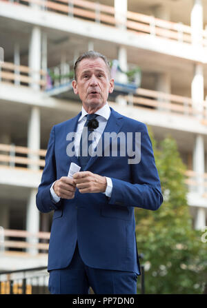 Dr. Mathias Doepfner (Vorstandsvorsitzender Axel Springer SE) begrüßt das Richtfest. Richtfest der neuen Verlag von Axel Springer SE in nicht-benachbarte Nähe zum Hauptsitz in Berlin, Deutschland am 04.09.2018. | Verwendung weltweit Stockfoto