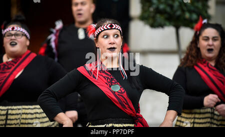 London, Großbritannien. 24. September 2018. Mitglieder der Ngati Ranana, die London Maori Club, nehmen teil an einer feierlichen Prozession und Segen Zeremonie für den bevorstehenden "Ozeanien" Ausstellung in der Königlichen Akademie der Künste Die Ausstellung läuft vom 29. September bis 10. Dezember 2018, der die kunst von Melanesien, Mikronesien und Polynesien, die den riesigen Pazifischen Region von Neuguinea bis Ostern Insel, Hawaii, Neuseeland. Credit: Stephen Chung/Alamy leben Nachrichten Stockfoto