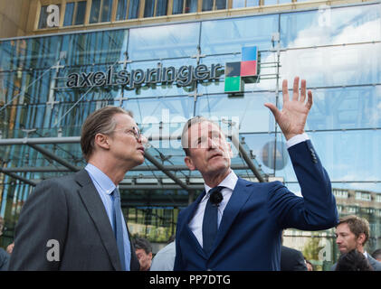 Berlin, Deutschland. Sep, 2018 04. Von links: Axel Sven SPRINGER (Enkel des Firmengründers Publisher) und dr. Mathias Doepfner (Vorstandsvorsitzender Axel Springer SE) Richtfest für den neuen Verlag von Axel Springer SE in unmittelbarer Nähe der Zentrale in Berlin, Deutschland am 04.09.2018. | Verwendung der weltweiten Kredit: dpa/Alamy leben Nachrichten Stockfoto