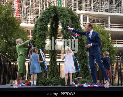 Berlin, Deutschland. 04 Sep, 2018. Dr. Mathias Doepfner (Vorstandsvorsitzender Axel Springer SE) und Verlegerin Friede Springer schmücken die toppers mit Kindern aus dem Axel Springer "Wolkenzwerge" Kindertagesstätte. Richtfest der neuen Verlag von Axel Springer SE in nicht-benachbarte Nähe zum Hauptsitz in Berlin, Deutschland am 04.09.2018. | Verwendung der weltweiten Kredit: dpa/Alamy leben Nachrichten Stockfoto