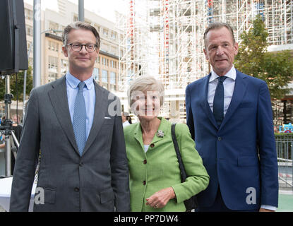 Berlin, Deutschland. Sep, 2018 04. Von links nach rechts: Axel Sven SPRINGER (Enkel des Firmengründers Publisher), Verlegerin Friede Springer und dr. Mathias Doepfner (Vorstandsvorsitzender Axel Springer SE) Richtfest für den neuen Verlag von Axel Springer SE in unmittelbarer Nähe der Zentrale in Berlin, Deutschland am 04.09.2018. | Verwendung der weltweiten Kredit: dpa/Alamy leben Nachrichten Stockfoto