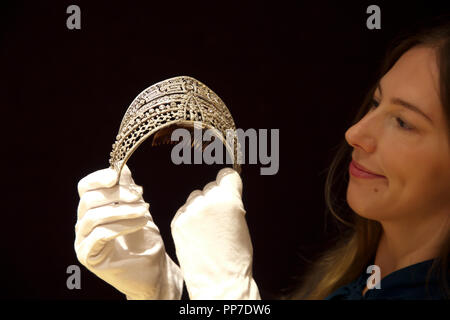 London, UK, 24. September 2018, Schmuck Photocall erfolgt bei Bonhams in London. Ein Belle Epoque Diamond bin eander" Tiara, wurde von der spanischen königlichen Juweliers Ansorena entworfen und durch Spanische adlige Esperanza Chávarri Aldecoa, Gräfin von Villagonzalo, Ehefrau von Fernando Maldonado Salabert, 8. die Anzahl der Villagonzalo besessen. Etwa um 1900 datiert, ist es bei £ 80,000-120,000 geschätzt und hat vorher an der nationalen Museum der Dekorativen Künste, Madrid 1995 ausgestellt worden. Credit: Keith Larby/Alamy leben Nachrichten Stockfoto