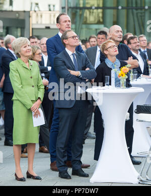 Von links: Verlag Friede Springer, dr. Mathias Doepfner (Vorstandsvorsitzender Axel Springer SE), Michael Müller (Bürgermeister von Berlin), Regula Lüscher (Senat Gebäude Direktor und Staatssekretärin für Stadtentwicklung Berlin), Architekt Rem Koolhaas Richtfest für den neuen Verlag von Axel Springer SE in unmittelbarer Nähe der Zentrale in Berlin, Deutschland 09/04/2018. | Verwendung weltweit Stockfoto