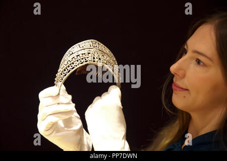 London, UK, 24. September 2018, Schmuck Photocall erfolgt bei Bonhams in London. Ein Belle Epoque Diamond bin eander" Tiara, wurde von der spanischen königlichen Juweliers Ansorena entworfen und durch Spanische adlige Esperanza Chávarri Aldecoa, Gräfin von Villagonzalo, Ehefrau von Fernando Maldonado Salabert, 8. die Anzahl der Villagonzalo besessen. Etwa um 1900 datiert, ist es bei £ 80,000-120,000 geschätzt und hat vorher an der nationalen Museum der Dekorativen Künste, Madrid 1995 ausgestellt worden. Credit: Keith Larby/Alamy leben Nachrichten Stockfoto