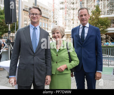 Berlin, Deutschland. Sep, 2018 04. Von links nach rechts: Axel Sven SPRINGER (Enkel des Firmengründers Publisher), Verlegerin Friede Springer und dr. Mathias Doepfner (Vorstandsvorsitzender Axel Springer SE) Richtfest für den neuen Verlag von Axel Springer SE in unmittelbarer Nähe der Zentrale in Berlin, Deutschland am 04.09.2018. | Verwendung der weltweiten Kredit: dpa/Alamy leben Nachrichten Stockfoto