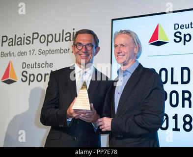 Von links nach rechts: Prof. Dr. med. Klaus STEINBACH (Schwimmen, Preisträger 2018) und dr. Roland Matthes (Schwimmen, Preisträger 2004) Verleihung des Goldenen Sport Pyramide und Verleihung der Sport Stipendium 2018 im PalaisPopulaire der Deutschen Bank in Berlin, Deutschland am 17.09.2018. | Verwendung weltweit Stockfoto