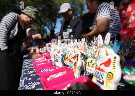 Peking, China. 24 Sep, 2018. Bürger und Touristen Blick auf Lehm Kaninchen in Peking Folk Custom Museum in Peking, der Hauptstadt von China, Sept. 24, 2018. Eine Reihe von kulturellen Aktivitäten wurden im Museum gehalten das Mondfest, Sept. 24 in diesem Jahr fällt zu feiern. Credit: Ju Huanzong/Xinhua/Alamy leben Nachrichten Stockfoto