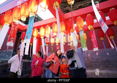 Peking, China. 24 Sep, 2018. Bürger und Touristen versuchen die Laterne Rätsel in Peking Folk Custom Museum in Peking, der Hauptstadt von China, Sept. 24, 2018 zu lösen. Eine Reihe von kulturellen Aktivitäten wurden im Museum gehalten das Mondfest, Sept. 24 in diesem Jahr fällt zu feiern. Credit: Ju Huanzong/Xinhua/Alamy leben Nachrichten Stockfoto