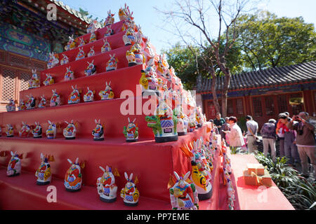 Peking, China. 24 Sep, 2018. Bürger und Touristen Blick auf Lehm Kaninchen in Peking Folk Custom Museum in Peking, der Hauptstadt von China, Sept. 24, 2018. Eine Reihe von kulturellen Aktivitäten wurden im Museum gehalten das Mondfest, Sept. 24 in diesem Jahr fällt zu feiern. Credit: Ju Huanzong/Xinhua/Alamy leben Nachrichten Stockfoto