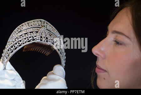 Bonhams, New Bond Street, London, UK. 24. September 2018. Belle-époque Diamond bin eander" Tiara entworfen von spanischen königlichen Juweliers Ansorena und von der Gräfin von Villagonzalo besessen. Die Gräfin war eine Hofdame Victoria Eugénie von Battenberg, Königin von König Alfonso XIII. von Spanien. Etwa um 1900 datiert, ist es bei £ 80,000-120,000 geschätzt und gehört zu den Highlights von Bonhams Schmuck Verkauf. Credit: Malcolm Park/Alamy Leben Nachrichten. Stockfoto