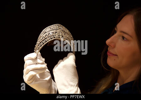 London, UK, 24. September 2018, Schmuck Photocall erfolgt bei Bonhams in London. Ein Belle Epoque Diamond bin eander" Tiara, wurde von der spanischen königlichen Juweliers Ansorena entworfen und durch Spanische adlige Esperanza Chávarri Aldecoa, Gräfin von Villagonzalo, Ehefrau von Fernando Maldonado Salabert, 8. die Anzahl der Villagonzalo besessen. Etwa um 1900 datiert, ist es bei £ 80,000-120,000 geschätzt und hat vorher an der nationalen Museum der Dekorativen Künste, Madrid 1995 ausgestellt worden. Credit: Keith Larby/Alamy leben Nachrichten Stockfoto