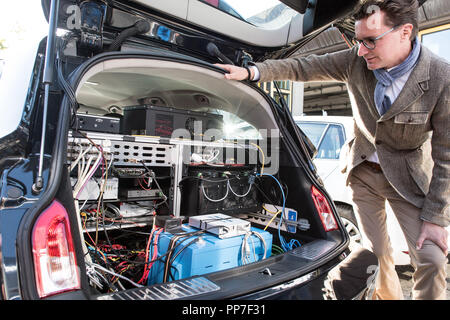 24. September 2018, Nordrhein-Westfalen, Düsseldorf: Hendrik Wüst (CDU), Minister für Verkehr des Landes Nordrhein-Westfalen, schaut auf die Elektronik der Forschung. Die Teststrecke für automatisiertes Fahren in Düsseldorf ist 20 Kilometer lang und verläuft über Autobahnen, Tunnel und Straßen in der Innenstadt. Foto: Federico Gambarini/dpa Stockfoto