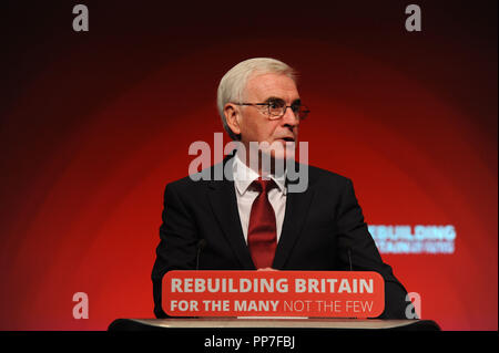 Liverpool, Großbritannien. 24 Sep, 2018. John McDonnell MP, Schatzkanzler, seiner Rede auf das Thema der privaten Investitionen und Betriebskosten, auf der Sitzung am Vormittag des zweiten Tages der Labour Party jährliche Konferenz im ACC Conference Center. Credit: Kevin Hayes/Alamy leben Nachrichten Stockfoto