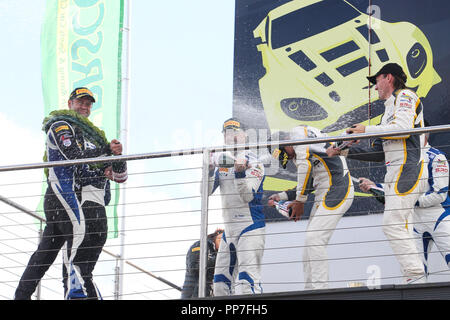 Donington Park, UK. 23. September, 2018. Podium feiern während der britischen GT-Meisterschaft - Runde 9 in Donington Park, Derby, England am 23. September 2018. Foto von Jurek Biegus. Nur die redaktionelle Nutzung, eine Lizenz für die gewerbliche Nutzung erforderlich. Keine Verwendung in Wetten, Spiele oder einer einzelnen Verein/Liga/player Publikationen. Credit: UK Sport Pics/Alamy leben Nachrichten Stockfoto