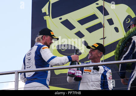 Donington Park, UK. 23. September, 2018. Nicki Thiim gratuliert Markus Bauer während der britischen GT-Meisterschaft - Runde 9 in Donington Park, Derby, England am 23. September 2018. Foto von Jurek Biegus. Nur die redaktionelle Nutzung, eine Lizenz für die gewerbliche Nutzung erforderlich. Keine Verwendung in Wetten, Spiele oder einer einzelnen Verein/Liga/player Publikationen. Credit: UK Sport Pics/Alamy leben Nachrichten Stockfoto