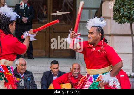 London, Großbritannien. 24. September, 2018. Eine der Sticks Splitter als Tongan Tänzer - eine feierliche Prozession und Segen Zeremonie für bevorstehende Ozeanien Ausstellung der Royal Academy. Die Prozession startete vom Green Park und Piccadilly nach unten verschoben, um die RA Innenhof, wo sie formell von den Mitgliedern der Ngāti Rānana, die Londoner Māori-Club begrüßt wurden. Länder und Gebiete an der Zeremonie waren Neuseeland, Fidschi, das Königreich Tonga, Papua-Neuguinea und Tahiti. Credit: Guy Bell/Alamy leben Nachrichten Stockfoto