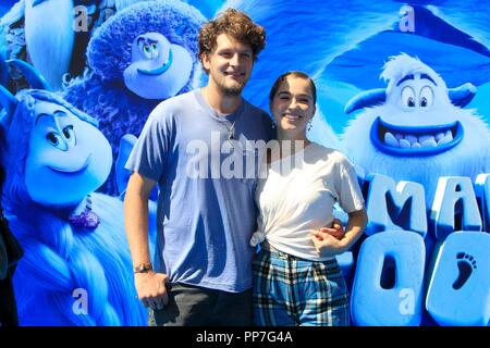 Los Angeles, CA, USA. 22 Sep, 2018. Brett Dier, Haley Lu Richardson in der Ankunftshalle für SMALLFOOT Premiere, Regency Dorf Theater - Westwood, Los Angeles, CA 22. September 2018. Credit: Priscilla Grant/Everett Collection/Alamy leben Nachrichten Stockfoto