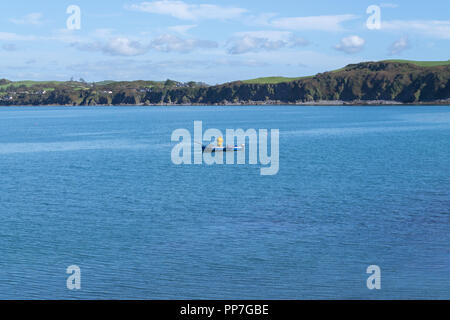 Castlehaven, West Cork, Irland, 24. September, 2018. Eine ruhmreiche Indische Sommertag in West Cork, eine einzige Garnele Fischer seinen Töpfen auf einer flachen, ruhigen, blauen Meer auf einem warmen Indischen Tag Sommer neigt. Die Temperaturen bis zu 15 °C und leichte Brise mit dem gleichen erwarteten Morgen. Credit: aphperspective/Alamy leben Nachrichten Stockfoto