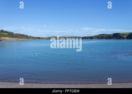 Castlehaven, West Cork, Irland, 24. September, 2018. Eine ruhmreiche Indische Sommertag in West Cork, eine einzige Garnele Fischer seinen Töpfen auf einer flachen, ruhigen, blauen Meer auf einem warmen Indischen Tag Sommer neigt. Die Temperaturen bis zu 15 °C und leichte Brise mit dem gleichen erwarteten Morgen. Credit: aphperspective/Alamy leben Nachrichten Stockfoto