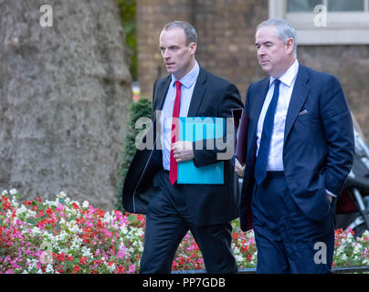 London, Großbritannien. 24. September 2018, Dominic Raab MP PC, Brexit Sekretär, (links) und Geoffrey Cox QC MP Attorney General, kommt an einer Kabinettssitzung in Downing Street 10, London, UK. Kredit Ian Davidson/Alamy leben Nachrichten Stockfoto