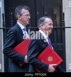 London, Großbritannien. 24. September 2018, Dr. Liam Fox MP PC, internationaler Handel Sekretär, (rechts) und Jeremy Wright QC MP PC, Kultur Staatssekretär,, kommt an einer Kabinettssitzung in Downing Street 10, London, UK. Kredit Ian Davidson/Alamy leben Nachrichten Stockfoto