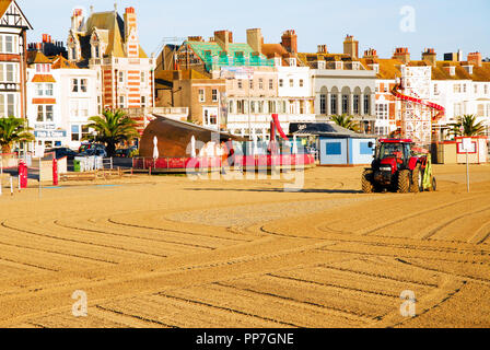 Weymouth. 24. September 2018. UK Wetter: ein Rat workman gibt Weymouth Sands ein sauberes, gut vor acht Uhr morgens Credit: stuart Hartmut Ost/Alamy leben Nachrichten Stockfoto