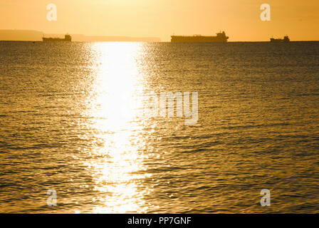 Weymouth. 24. September 2018. UK Wetter: Tanker liegen bei - Anker in Weymouth Bay in der frühen Morgensonne Credit: stuart Hartmut Ost/Alamy leben Nachrichten Stockfoto