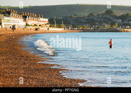 Weymouth. 24. September 2018. UK Wetter: Ein Mann braucht, um das Wasser in Weymouth Bay zum Baden, gut vor acht Uhr morgens Credit: stuart Hartmut Ost/Alamy leben Nachrichten Stockfoto