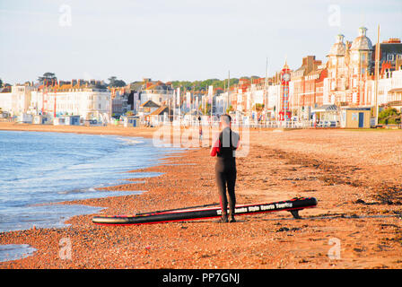 Weymouth. 24. September 2018. UK Wetter: Ein Mann bereitet Paddel - Boarding aus dem sonnigen Weymouth Beach zu gehen, gut vor acht Uhr morgens Credit: stuart Hartmut Ost/Alamy leben Nachrichten Stockfoto