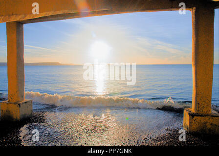 Weymouth. 24. September 2018. UK Wetter: morgens Sonne über Weymouth Bay und leuchtet den Pier unterstützt Credit: stuart Hartmut Ost/Alamy leben Nachrichten Stockfoto