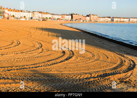 Weymouth. 24. September 2018. UK Wetter: Spuren im Sand am Strand von Weymouth, durch den am frühen Morgen Strand Reinigungsmaschine Kredit Links: stuart Hartmut Ost/Alamy leben Nachrichten Stockfoto