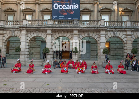 Royal Academy of Arts, London, UK. 24. September 2018. Eine Prozession ab Green Park bewegt sich nach unten, Piccadilly an die RA Innenhof, wo Sie offiziell begrüßt werden, im Namen der RA, die von Mitgliedern der Ngāti Rānana, die Londoner Māori-Club. Dieses zeremoniell Willkommen umfasst Lieder und eine Haka durch Leistungen in der RA Innenhof folgte der Kulturen in der Ozeanien Ausstellung vertreten zu feiern. Länder und Gebiete an der Prozession und Segen beteiligt sind Neuseeland, Fidschi, das Königreich Tonga, Papua-Neuguinea und Tahiti. Credit: Malcolm Park/Alamy Leben Nachrichten. Stockfoto