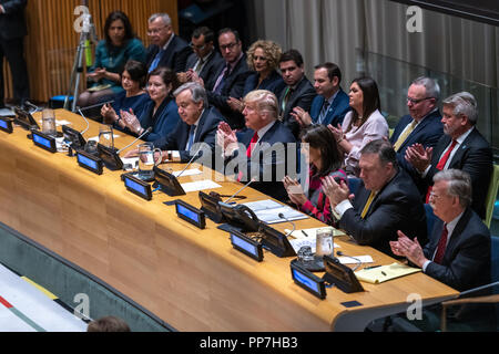 New York, USA, 24. September 2018. Der Generalsekretär der Vereinten Nationen, Antonio Guterres ist unter dem Beifall der US-Präsident Donald Trump nach der Adressierung eine hochrangige Veranstaltung über die Bekämpfung von Drogen durch die Delegation der USA am Hauptsitz in New York einberufen. Neben Tump sind: US-Botschafter Nikki Haley, US-Außenministerin Mike Pompeo und US National Security Adviser John Bolton. Trumpf präsentiert seine Weltweiten Aufruf zur Aktion zum Drogenproblem. Foto von Enrique Shore Credit: Enrique Ufer/Alamy leben Nachrichten Stockfoto