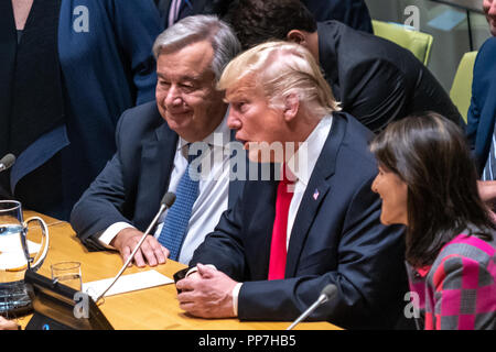 New York, USA, 24. September 2018. US-Präsident Donald Trump ist vom Generalsekretär der Vereinten Nationen, Antonio Guterres und US-Botschafter Nikki Haley nach der Adressierung eine hochrangige Veranstaltung über die Bekämpfung von Drogen durch die Delegation der USA am Hauptsitz in New York einberufen flankiert. Trumpf präsentiert seine Weltweiten Aufruf zur Aktion zum Drogenproblem. Foto von Enrique Shore Credit: Enrique Ufer/Alamy leben Nachrichten Stockfoto