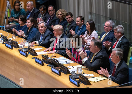 New York, USA, 24. September 2018. Der Generalsekretär der Vereinten Nationen, Antonio Guterres sitzt neben uns Präsident Donald Trump nach der Adressierung eine hochrangige Veranstaltung über die Bekämpfung von Drogen durch die Delegation der USA am Hauptsitz in New York einberufen. Neben Trump sind US-Botschafter Nikki Haley, US-Außenministerin Mike Pompeo und US National Security Adviser John Bolton. Trumpf präsentiert seine Weltweiten Aufruf zur Aktion zum Drogenproblem. Foto von Enrique Shore Credit: Enrique Ufer/Alamy leben Nachrichten Stockfoto