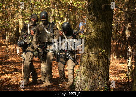 24. September 2018, Nordrhein-Westfalen, Mannheim: Es gibt drei SEK Beamte im Hambacher Forst in der Nähe von Kerpen. Die Behörden weiterhin die Evakuierung des Tree Houses der Aktivisten. Nach dem NRW-Ministerium des Innern, die erste Vertreibung Bestellungen wurden am Montag nach einem Moratorium über mehrere Tage ausgestellt. Foto: David Young/dpa Stockfoto