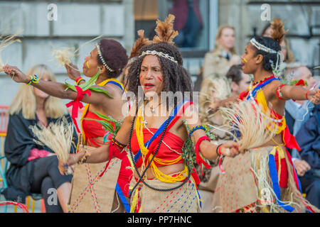Die zweite Truppe der ozeanischen Tänzer hinzufügen Willkommen - eine feierliche Prozession und Segen Zeremonie für bevorstehende Ozeanien Ausstellung der Royal Academy. Die Prozession startete vom Green Park und Piccadilly nach unten verschoben, um die RA Innenhof, wo sie formell von den Mitgliedern der Ngāti Rānana, die Londoner Māori-Club begrüßt wurden. Länder und Gebiete an der Zeremonie waren Neuseeland, Fidschi, das Königreich Tonga, Papua-Neuguinea und Tahiti. Credit: Guy Bell/Alamy leben Nachrichten Stockfoto